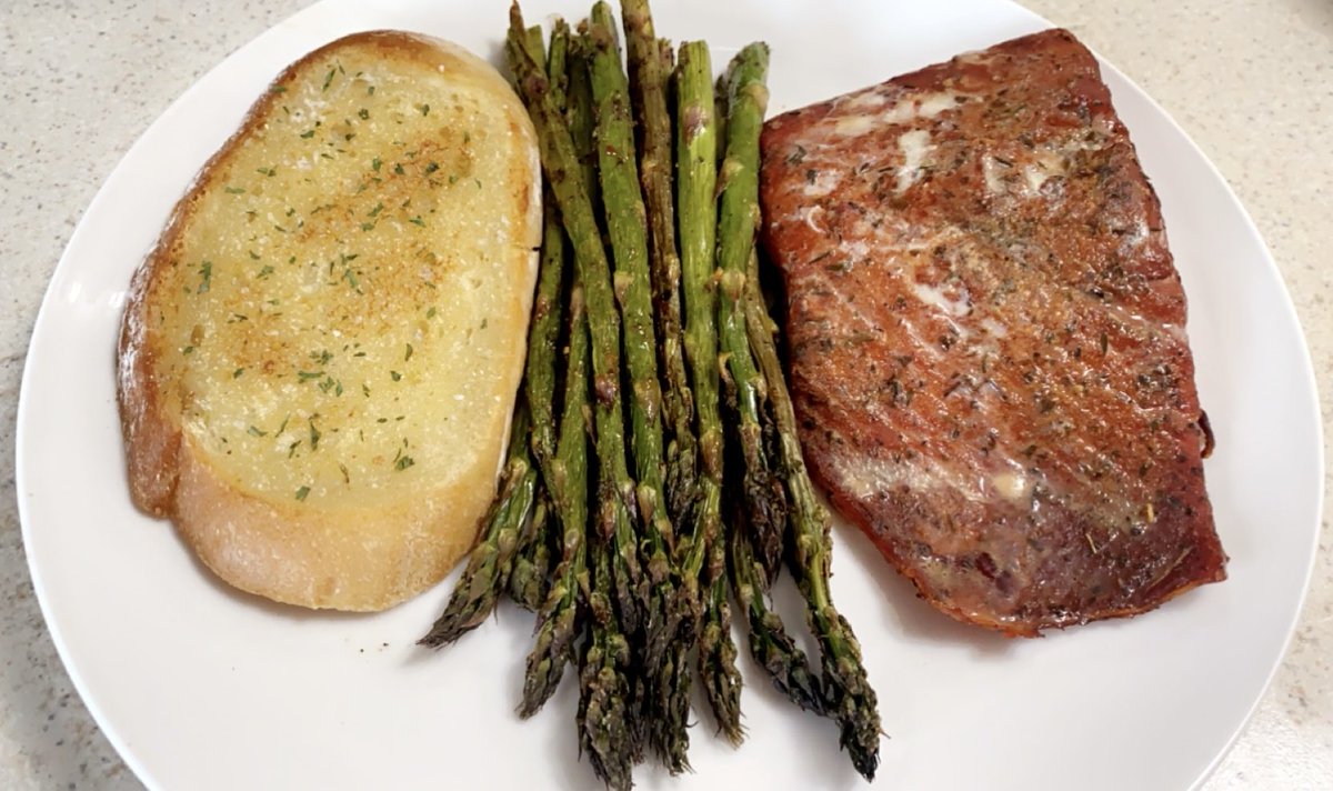 Cajun smoked salmon, asparagus and a slice of freshly baked sourdough bread. 😙🤌🏼