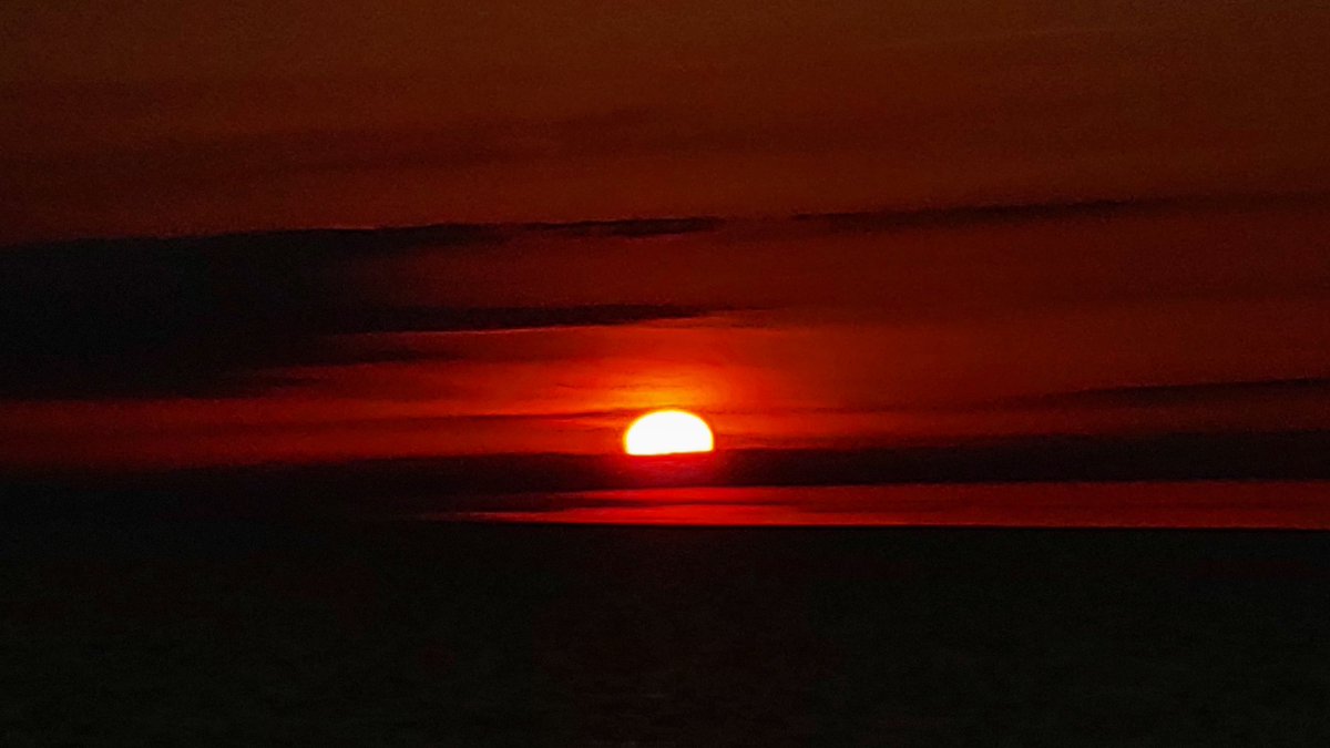 All Photographers, show me your Beautiful Sunset Photos! 📸🌅🌇

Mine.. 👇🏼

#NilaPix #Lake #Erie #Evening #Sky #Clouds #Red #Sunset #Silhouette #Dusk #NoFilter #NoEdit #MobilePhotography #SunsetPhotography #Nature #Photography #NaturePhotography #View