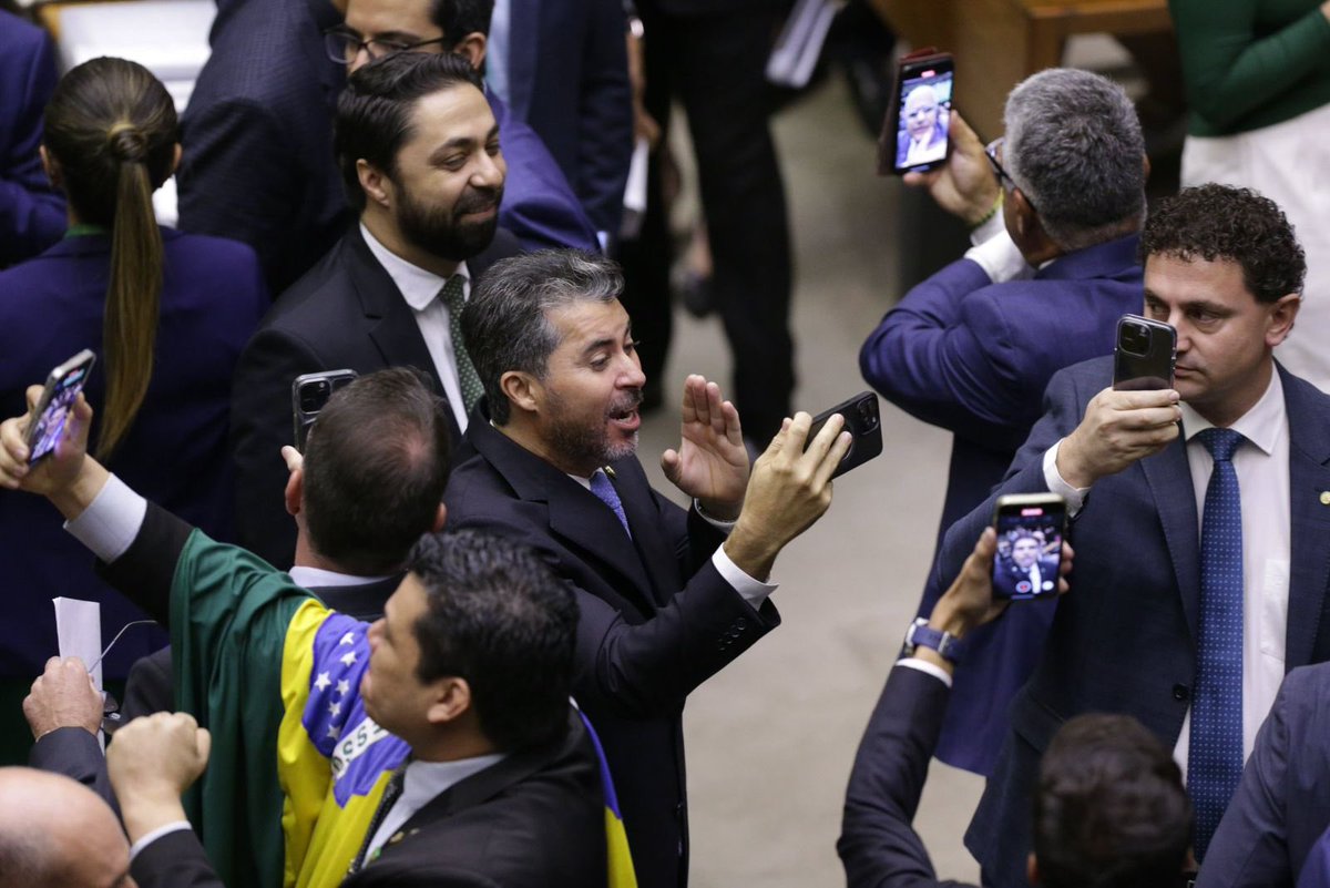 delucca's tweet photo. O congresso virou isso aqui https://t.co/7qviwTBhhW