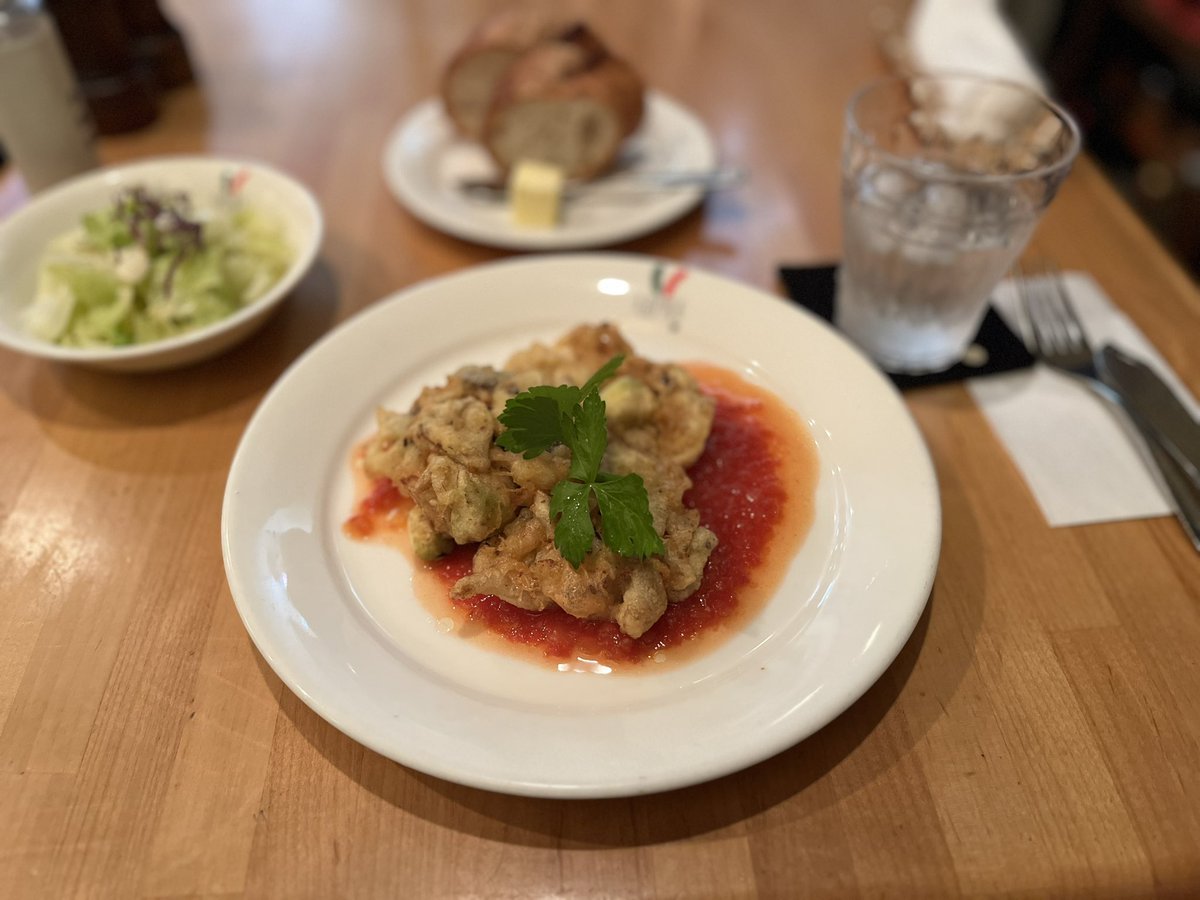 朝からサーバーの水漏れで😭 ハプニング（泣）昨日は雨の中☔来てくださりありがとうございました💕🏠に帰れなくなってしまい連泊し、今から長靴と傘持ちながら帰ります😅😅😅大好きなお店にランチ寄って💕 次回、5/30 18:00〜 お時間合えば会いに来てください💋ご予約、お待ちしてます😊