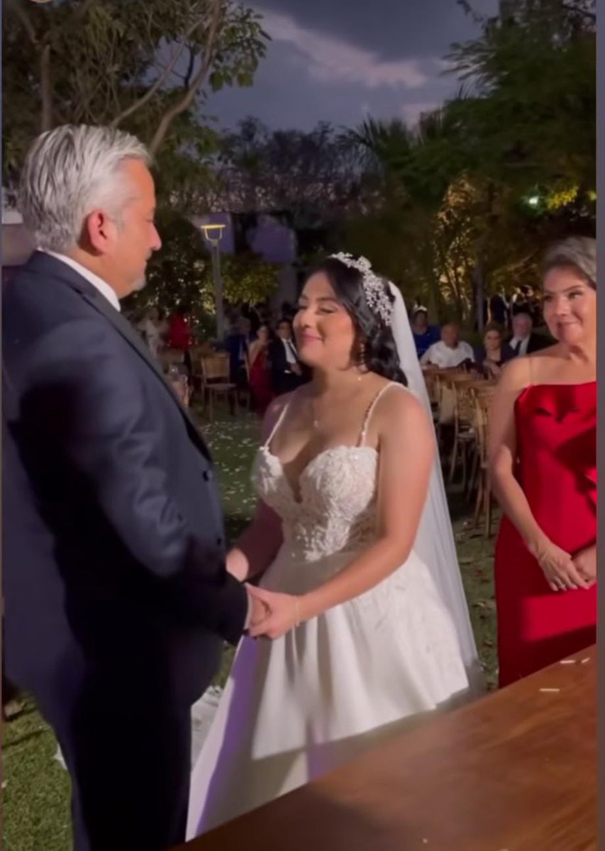 ZonaRoja_Oaxaca's tweet image. Causa risa nerviosa al rector de la @UABJO, @RectorCristian, el cuestionamiento de la prensa acerca de su fastuosa boda en Huatulco y dijo que son asuntos de su vida personal. ¿Qué opina?