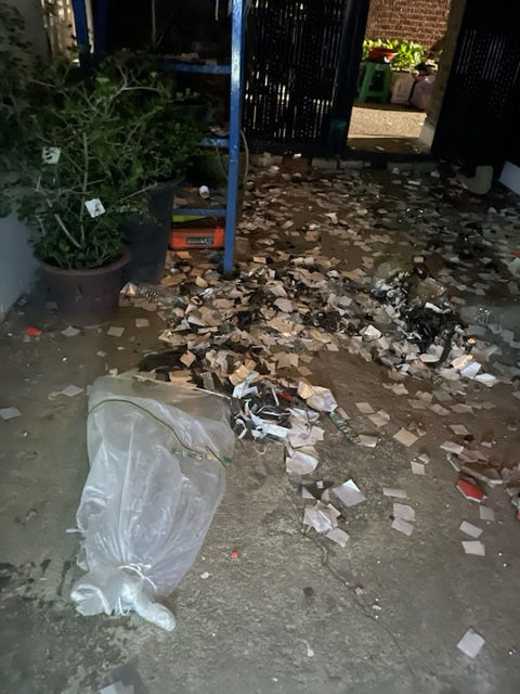 koryodynasty's tweet photo. Photos are emerging this morning of the balloons sent from North Korea that have landed in South Korea overnight, filled with trash not propaganda leaflets, and some bursting their loads with what appears to be manure. Authorities say some 90 balloons have been detected. https://t.co/O6mOd5vqyu
