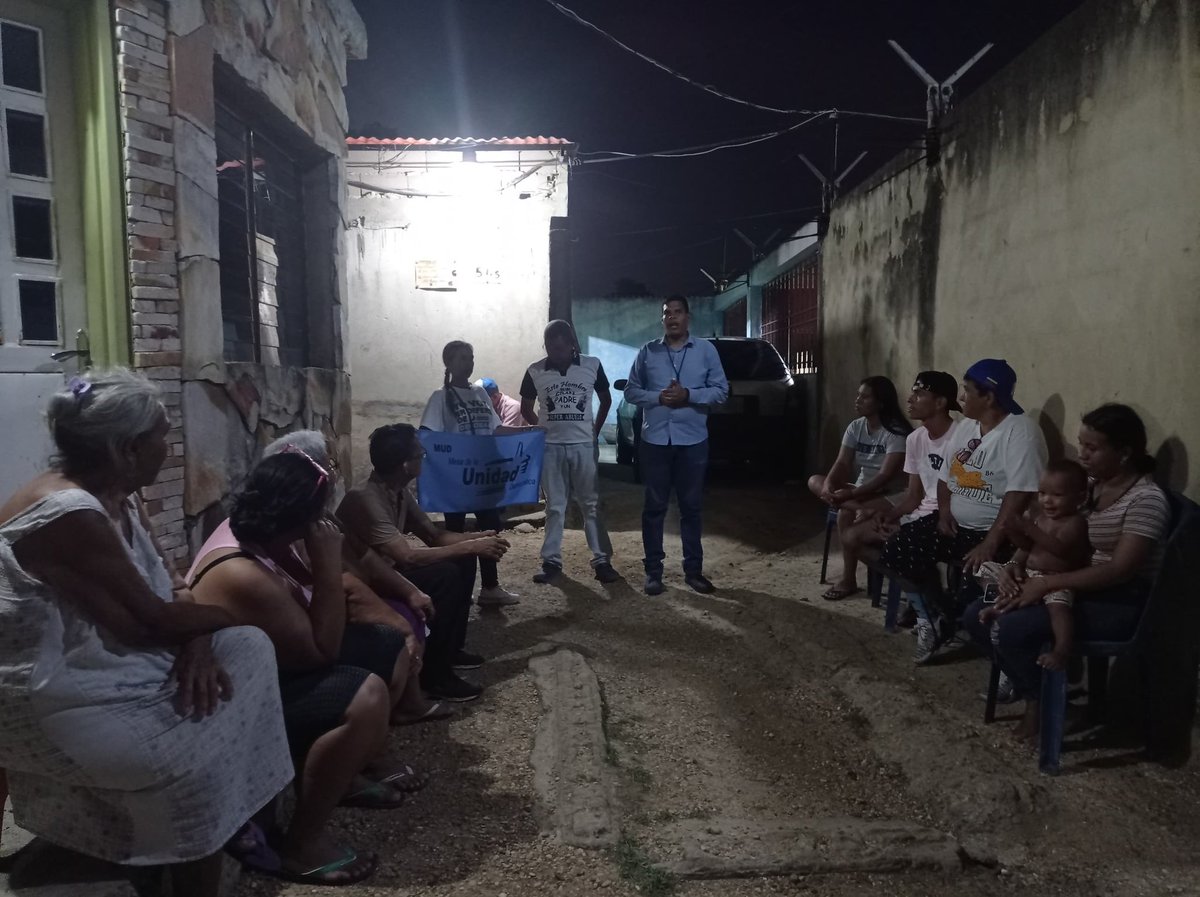 sansimon_ad's tweet photo. Con organización y voto garantizaremos la victoria de @egonzalezurrutia

El día de hoy juramentando los comanditos por Venezuela sector Los cocos, con la presencia del secretario de organización parroquial @carlosevelasquezad..

#AdecosconEdmundo 
#Unidadyvoto https://t.co/WF7b0b3Dgc