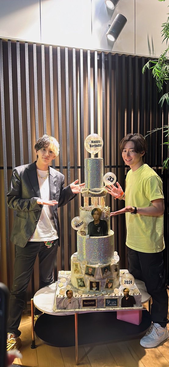 1chan_maessan's tweet photo. ヒカル33歳の誕生日おめでとう☺️
たくさんの人にお祝いしてもらう弟が誇らしすぎた☺️

手紙に書いたのが全てです笑
ずっと仲良く兄弟でYouTubeを楽しんでいく。
そして必ず日本一の影響力を手に入れた景色をみんなで見る。

昔からずっとヒカルが言ってきたこの夢を叶えるまで絶対に諦めない。

弟と過ごす全ての時間が宝物です。
ヒカルの人生を僕がずっと撮り続けるのでそれを思いきり楽しんでください✨