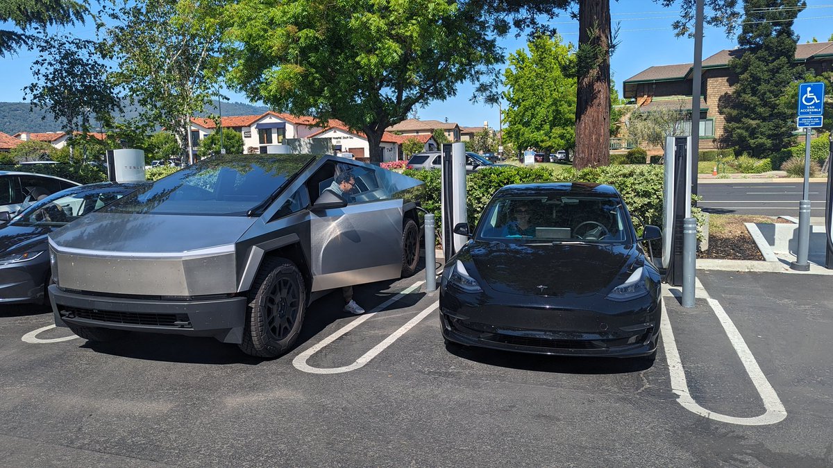 @DirtyTesLa @DMC_Ryan On my rent trip to CA, in the SF/San Jose/Los Gatos area, saw at least 4, plus one pulled up to my rental Model 3 at a Supercharger!