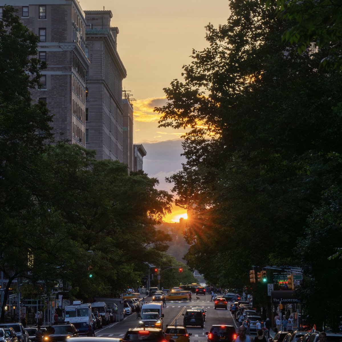 My view of #Manhattanhenge from W79th Street.🌇

#nyc #newyork #newyorkcity