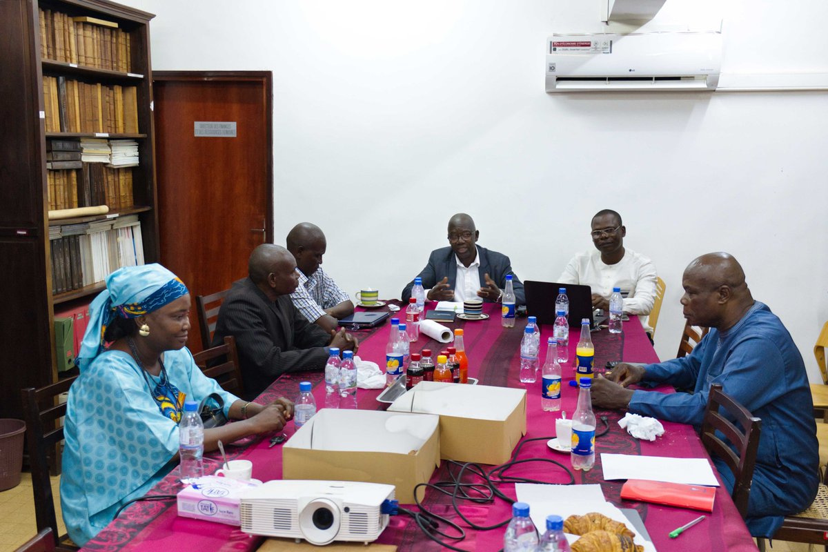 Réunion stratégique pour la recherche et l'innovation en #Centrafrique ! Le Comité d'élaboration des documents politiques de la Recherche Scientifique dirigé par le Prof. Emmanuel Nakoue s'est réuni pour créer des cadres de référence en harmonie avec les priorités nationales.🌍🔬