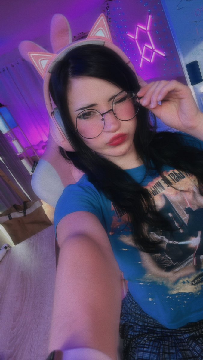 Can you guess what’s on my shirt? twitch.tv/airyblossom