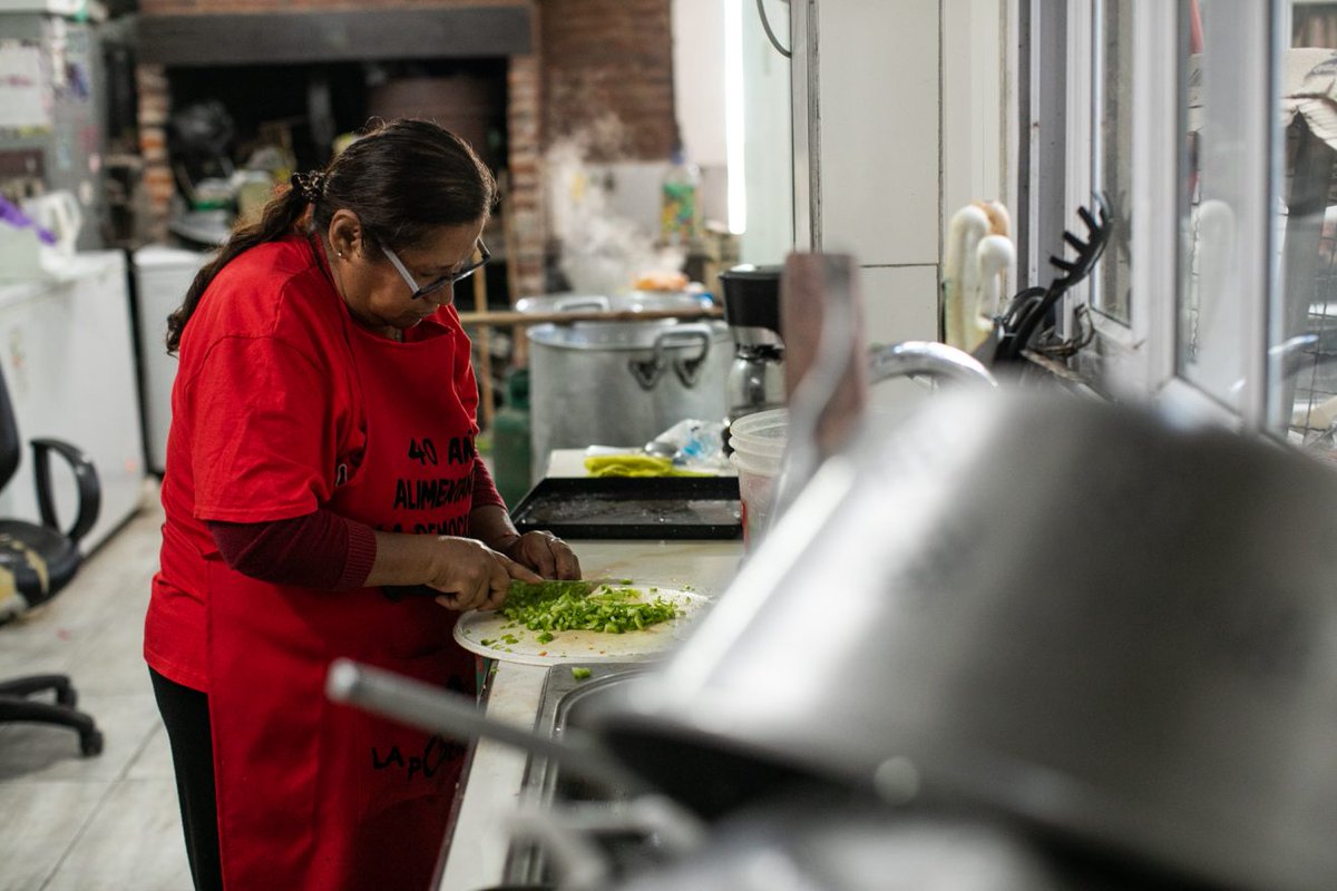 <a href="/gargantapodero/">La Garganta Poderosa</a> Las fotos son de <a href="/solavena/">Sol Avena</a> en el comedor "Ni un pibe ni una piba menos" del Barrio Fátima, Villa Soldati. Desde la asunción de <a href="/JMilei/">Javier Milei</a>, no recibieron ni un kilo de arroz en el comedor. Mientras tanto, son cada vez más las familias que se acercan a diario por un plato de comida.