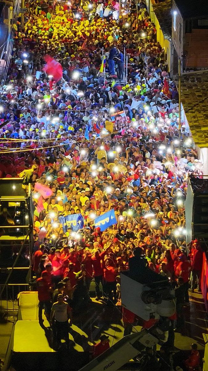 #ConChávezYMaduroPaLoQueSea LARA - MUNICIPIO TORRES | Las fuerzas revolucionarias del municipio Torres están en las calles en irrestricto apoyo al presidente Nicolás Maduro (<a href="/NicolasMaduro/">Nicolás Maduro</a>).

#28May #PorAmorAVenezuela #LasCallesSonDelPueblo <a href="/dcabellor/">Diosdado Cabello R</a>