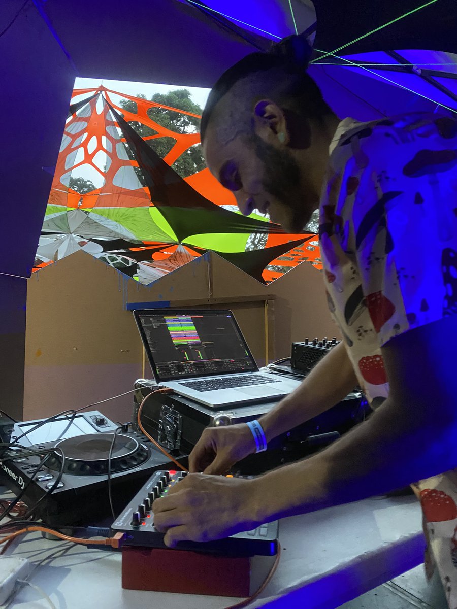 Djeri_Milhose's tweet image. Un gusto compartir con todos por ahí💚! 
Gracias Universal Freak por el mega encuentro! 💣
🔹Track id: Cosmología Fractalica - Djeriko - pronto en Sentimony Records.
#psytrance #darkprog #rave