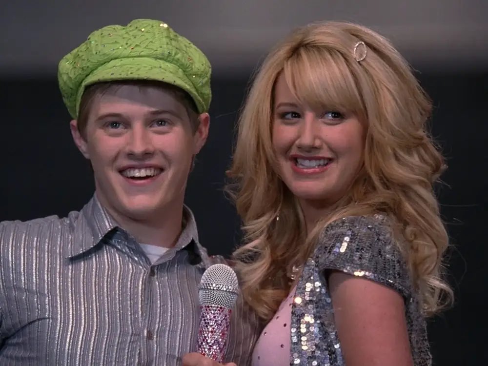 a thread of actors who didn’t get along on set: 1. ashley tisdale and lucas grabeel in a youtube video from 2017, they admitted they hated each other back while filming but are cool now.