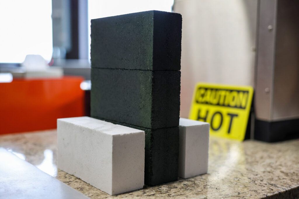 The Race to Decarbonize Heavy Industry Heats Up with MIT spinoff Electrified Thermal Solutions using specially made, electrically conductive bricks can replace fossil fuels. buff.ly/3QX5zj2 #JouleHive #GreenhouseGas @insideclimate