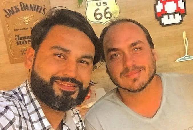 FELIZES PARA SEMPRE
ou até que a Papuda os separe. 

🚨Em cerimônia restrita a familiares, Carlos Bolsonaro e Léo Índio celam união