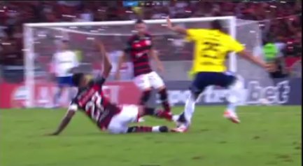 QUE ISSO, BH? Bruno Henrique chegou aos 81 e foi expulso aos 86 após perder o tempo da bola, acertando o jogador do Millionarios.