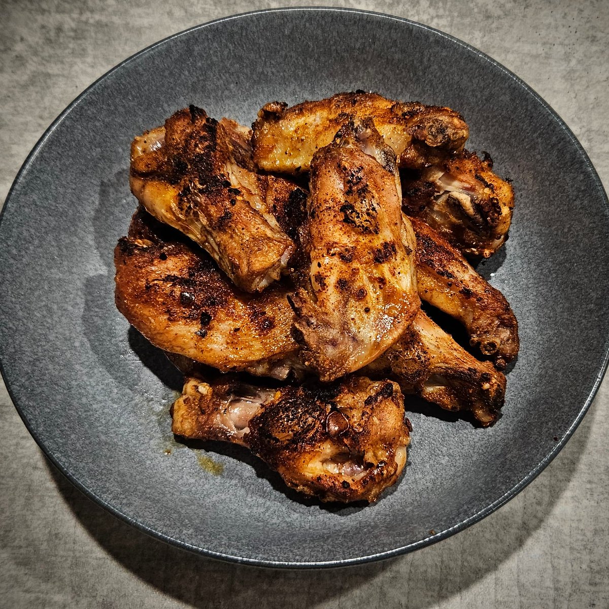 youarnbell's tweet photo. I'm learning how to sous vide and then follow it up in the air fryer. These chicken wings were crispy on the outside and juicy on the inside. I may have had 2 serves... 😏 https://t.co/WQJ420F2pV