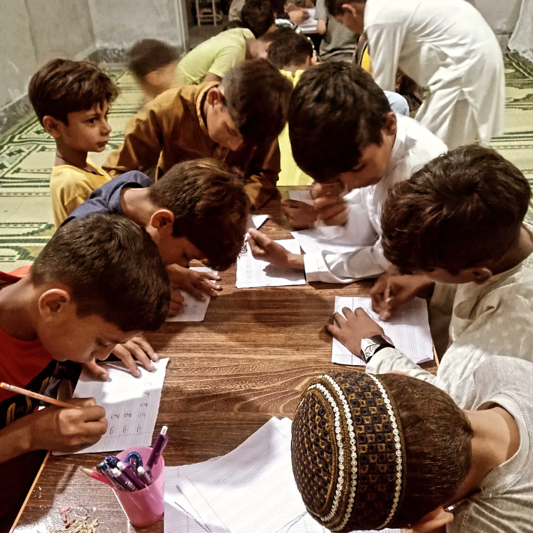 tehseenihsann's tweet photo. نام تجویز کریں۔
اللہ کے فضل سے اور دوستوں کے تعاون سے ایک ایسے ادارے کا آغاز کیا ہے کہ جس میں محنت کش بچے جو فیکٹریوں یا ہوٹلوں پر کام کرتے ہیں ان کو لکھنا، پڑھنا اور مختلف ہنر سکھائے جاتے ہیں۔

اب اس کا نام رکھنا درکار ہے اہل علم مشورہ دیں۔۔
جزاک اللہ خیرا ! https://t.co/R5pVjh7CNL