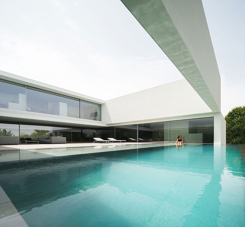 fran silvestre arquitectos' latest villa emerges around a compluvium-shaped core in madrid buff.ly/3wSWZuQ