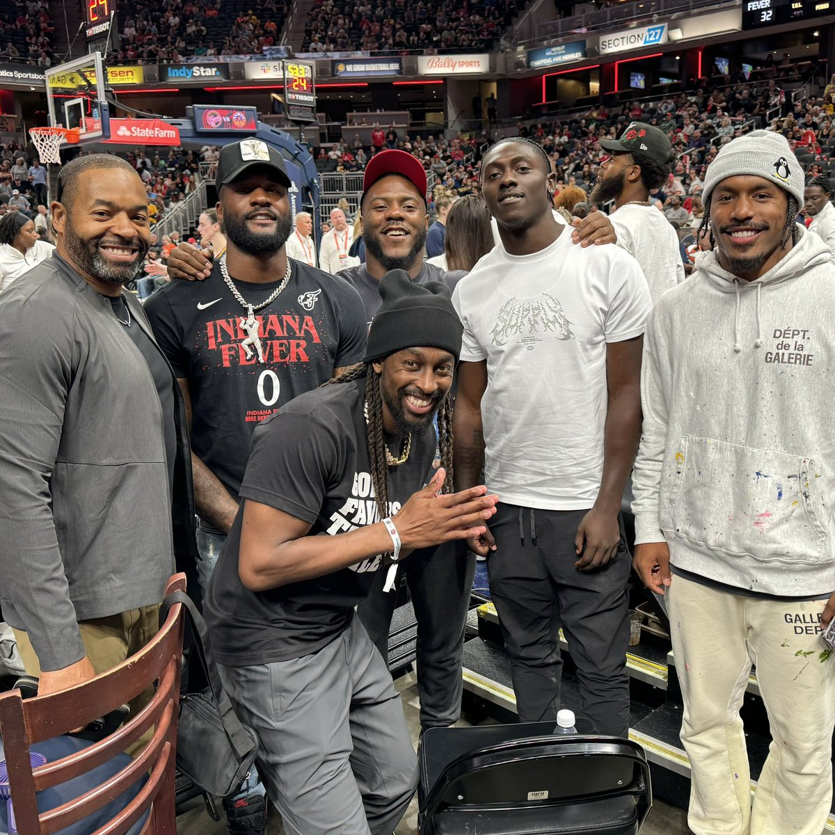 A family reunion at the @IndianaFever game. 🐎