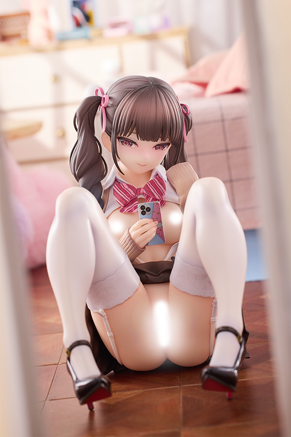 「「加瀬大輝」先生の「自撮り少女」を1/6スケールでピンクキャットが立体化!本日5」|ネイティブのイラスト