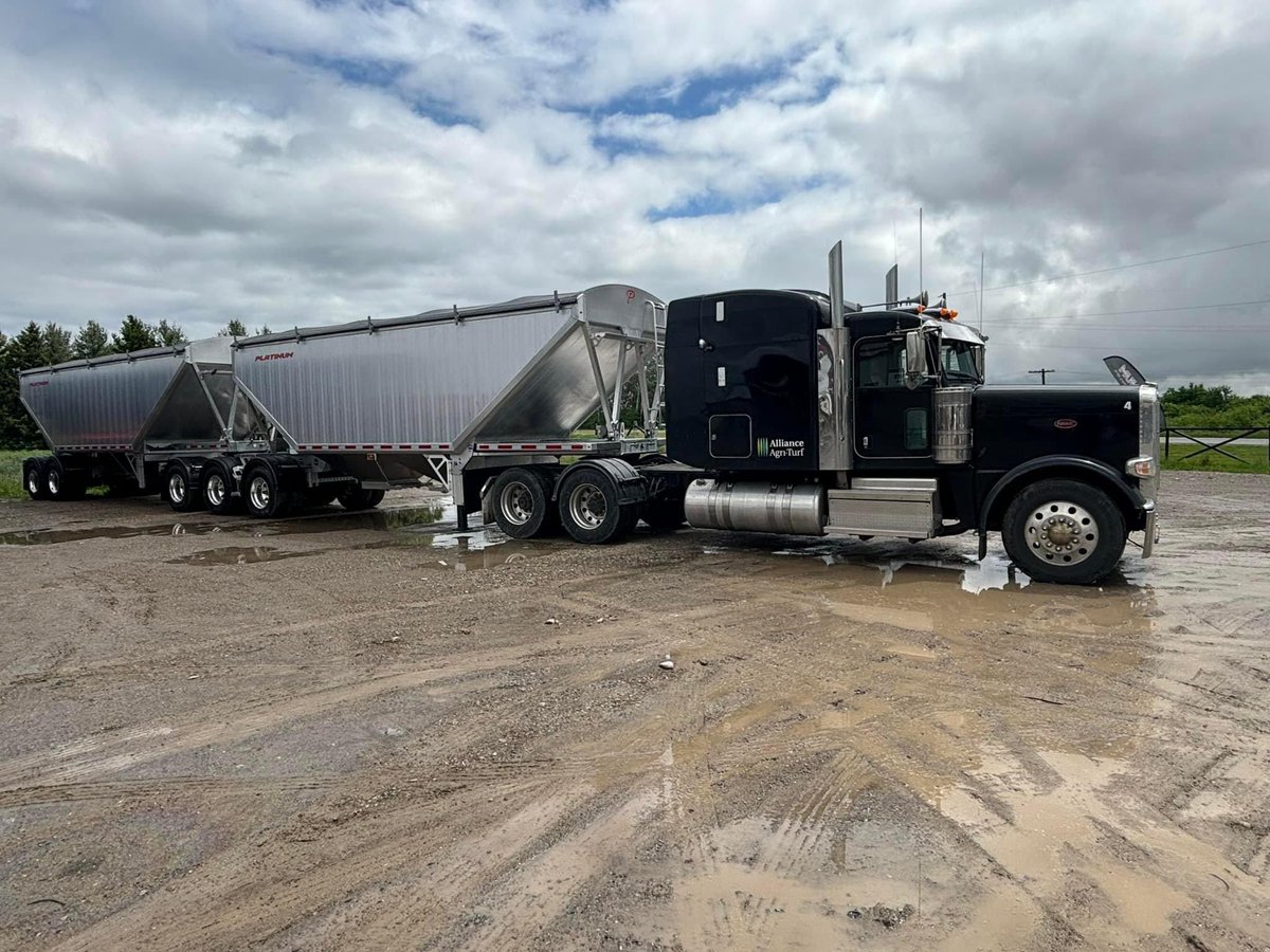 MfgTrailer's tweet image. All this rain allowed for a small break in the springtime action—time to get the trains picked up. 
#HaulMore #BuiltBetter #HopperBottom #OneToughTrailer #GrainHauler #BulkCommodities #HopperBottomMafia #BTrains