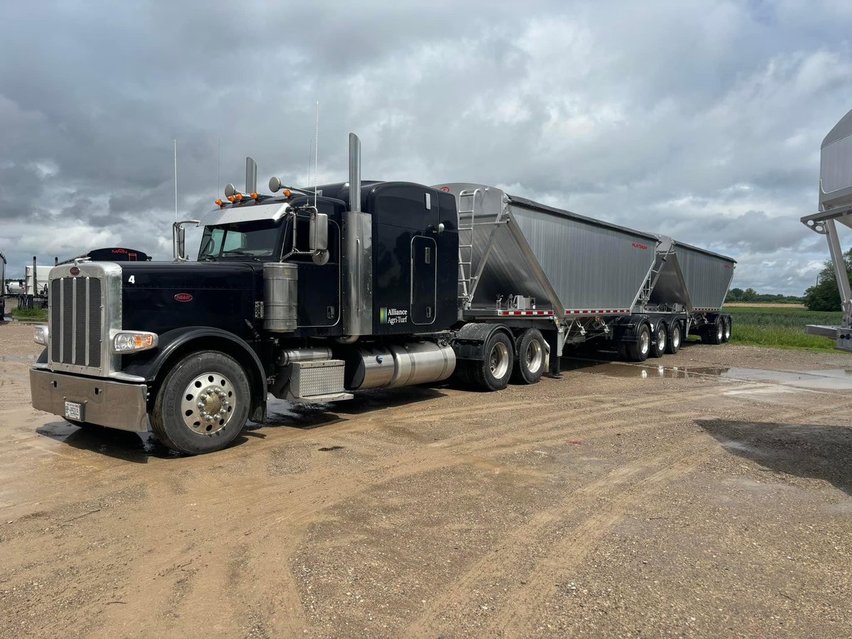 MfgTrailer's tweet image. All this rain allowed for a small break in the springtime action—time to get the trains picked up. 
#HaulMore #BuiltBetter #HopperBottom #OneToughTrailer #GrainHauler #BulkCommodities #HopperBottomMafia #BTrains