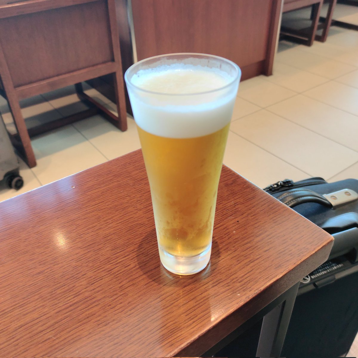 taronyan6's tweet photo. 福岡空港へ向けて伊丹から。
ラウンジでしばし休憩。 https://t.co/SJsCJmMpyE