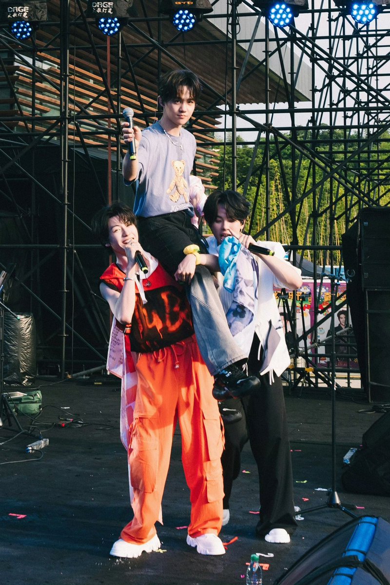 ziwei with yaotao and yubo… these three perform together so often they are basically a boy group