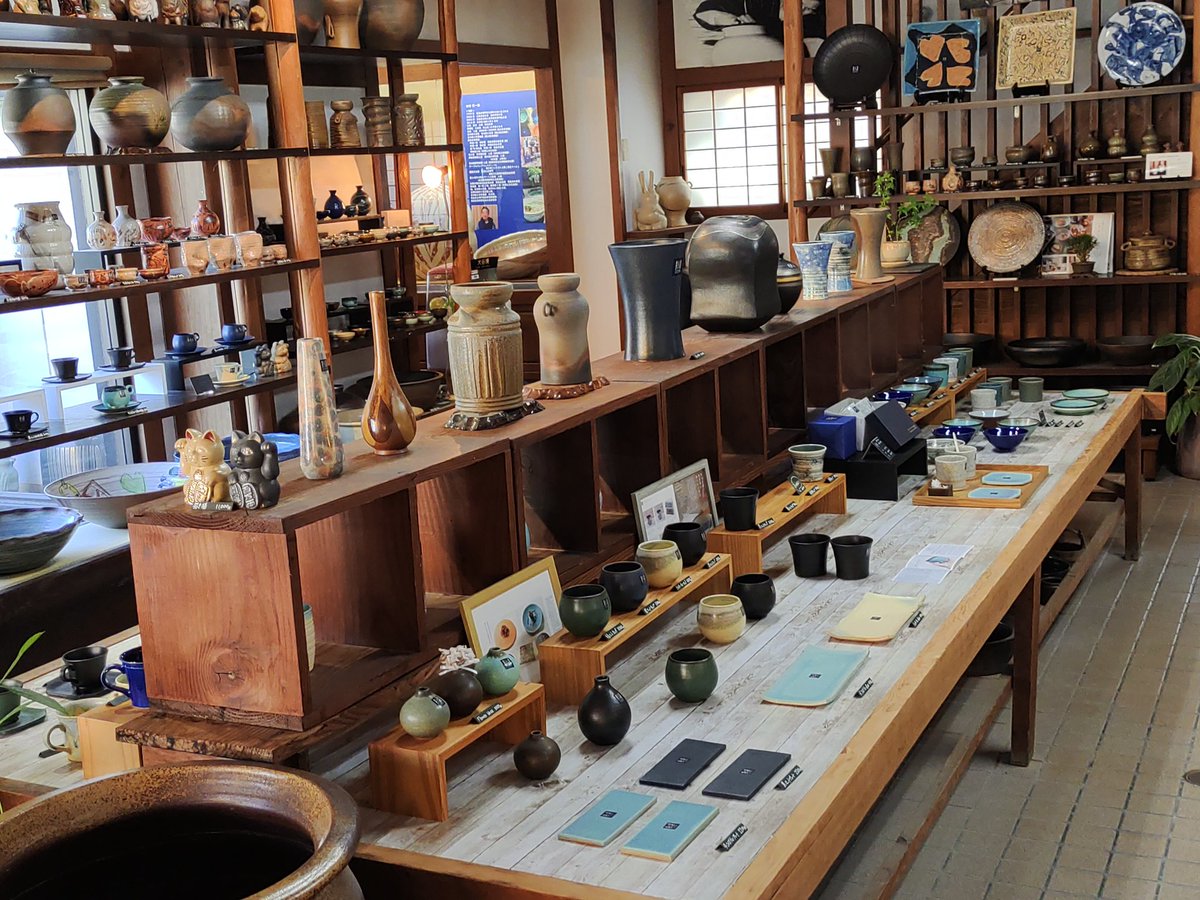 motto2022's tweet photo. 今日は久しぶりに大谷焼田村さんで、展示販売商品の打合せでした。
店内のたくさんの陶器の中に、アズールレーンコラボタンブラーを発見。本格的な大谷焼の中に並んでも一線を画す存在感です。

#アズレン阿波藍
#アズールレーン
#大谷焼
#伝統工芸 https://t.co/AiXxcbTD7n