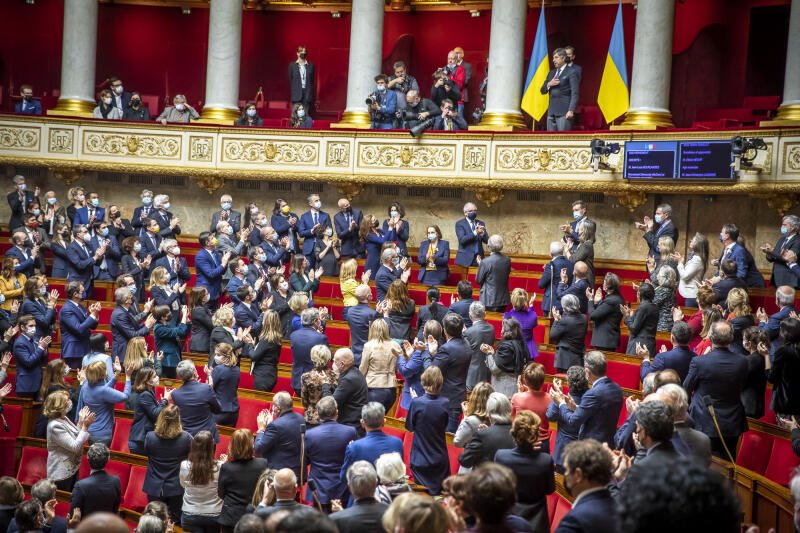 Nous sommes le 1er mars 2022, le drapeau ukrainien est brandit à l’Assemblée nationale, Yaël Braun-Pivet ni les médias n'ont rien. 

Le défaut de la France insoumise c'est d'être les derniers résistants de France. #FiersDetreInsoumis