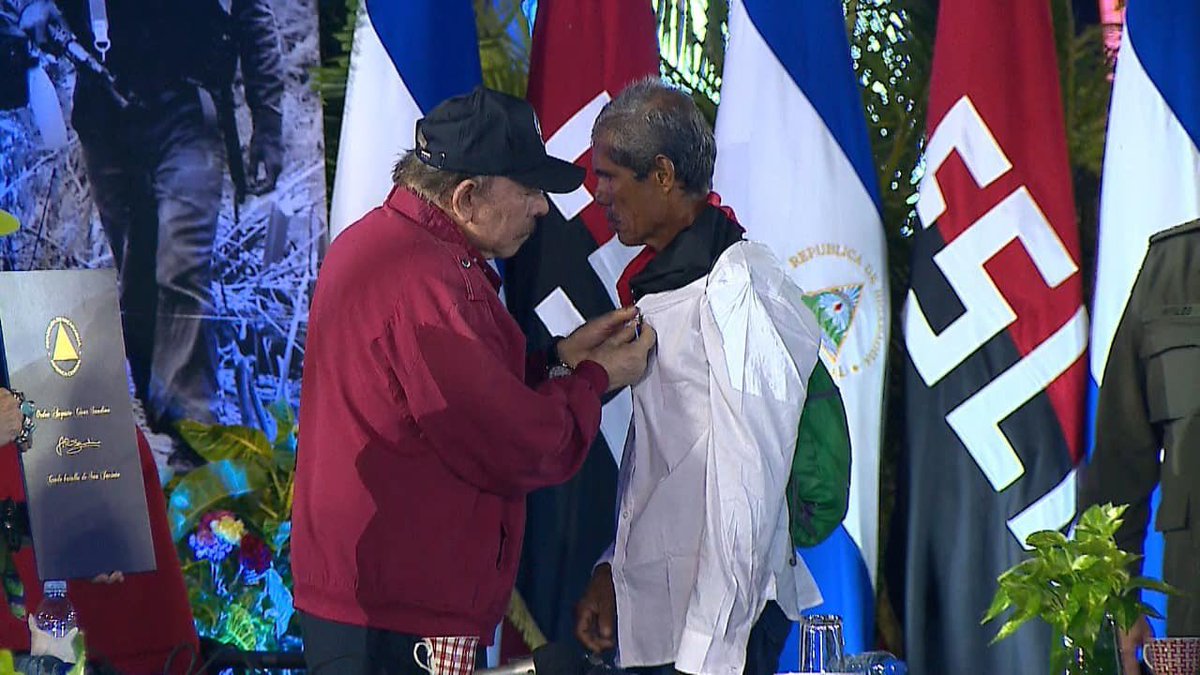 🔴⚫ Comandante Daniel Ortega, condecora con la Orden Augusto César Sandino en su Máximo Grado a los compañeros combatientes José Fernando Canales, Byron Montiel Salas, Raúl Acevedo, Efraín Miranda y Pablo Betancur héroes de la Revolución Popular Sandinista.