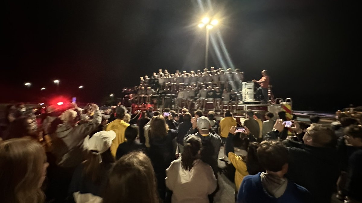 VictorBLDevils's tweet image. Absolutely Nothing (NOTHING) Like a @VictorSchools 🧱 Party!!! #WeAreVictor✌️
Congratulations @VictorLacrosse!
Welcome Home Champs!!! 
🚨🚒🚌🚒🚨