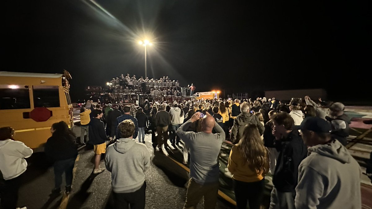 VictorBLDevils's tweet image. Absolutely Nothing (NOTHING) Like a @VictorSchools 🧱 Party!!! #WeAreVictor✌️
Congratulations @VictorLacrosse!
Welcome Home Champs!!! 
🚨🚒🚌🚒🚨