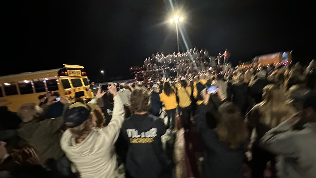 VictorBLDevils's tweet image. Absolutely Nothing (NOTHING) Like a @VictorSchools 🧱 Party!!! #WeAreVictor✌️
Congratulations @VictorLacrosse!
Welcome Home Champs!!! 
🚨🚒🚌🚒🚨