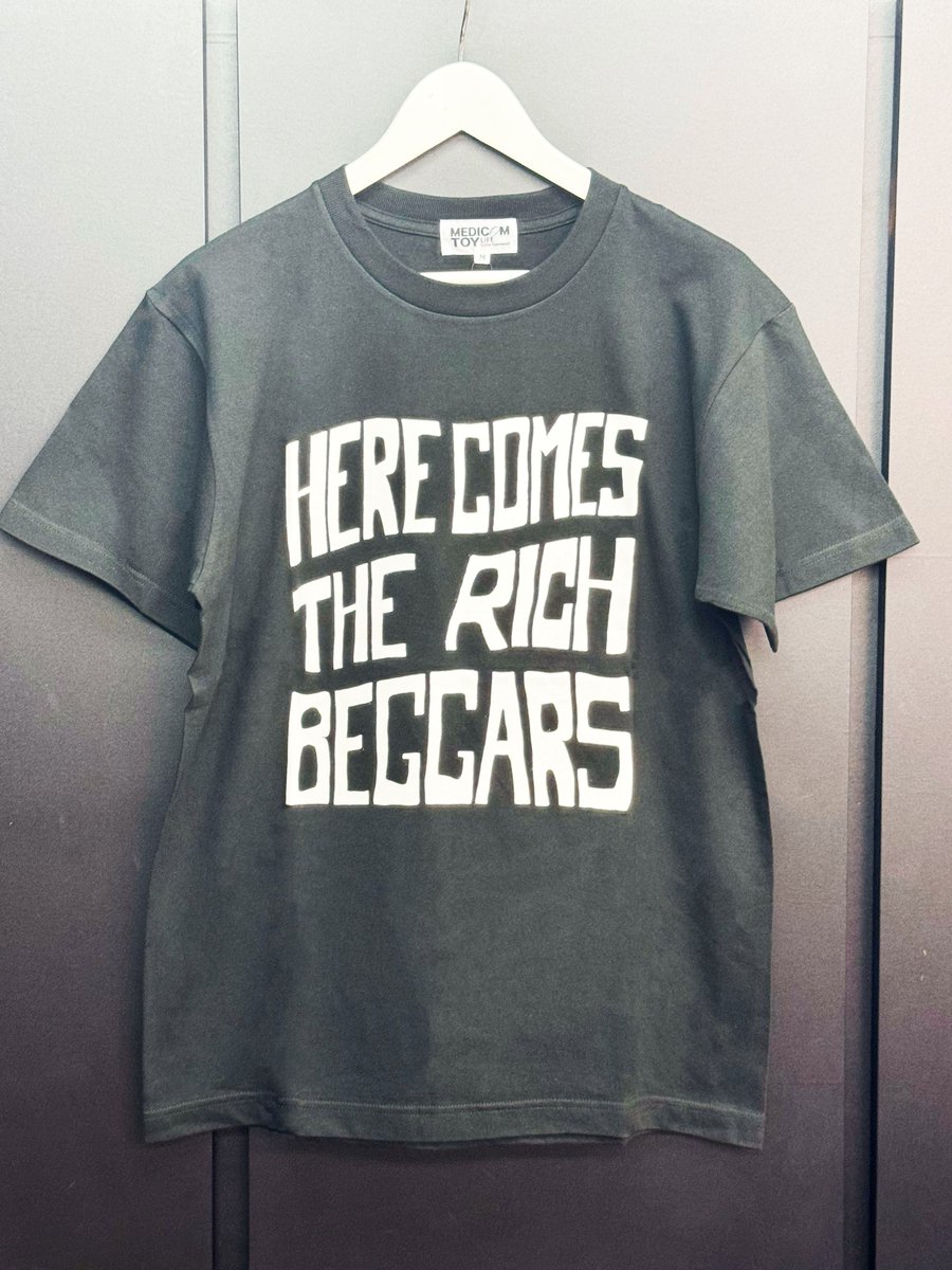 【Today's 1.6】
幻のスリーピース・ロックバンド「THE RICH BEGGARS」のアルバムジャケットのデザインを落とし込んだTシャツが新登場🎶その他、LPとCDの取り扱いもございますので是非当店でご覧ください#medicomtoy #メディコムトイ #THERICHBEGGARS