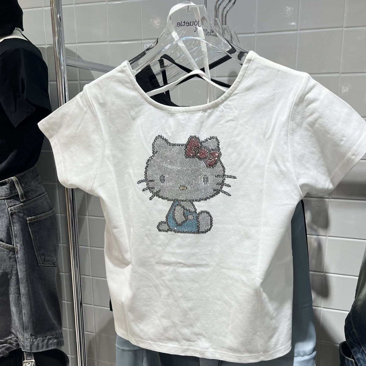 キラキラキティちゃんがキュートなTシャツを 発見したよ🫣🎀💫 リバーシブルで着れるなんて優秀すぎる🥹💕 @jouetie_com