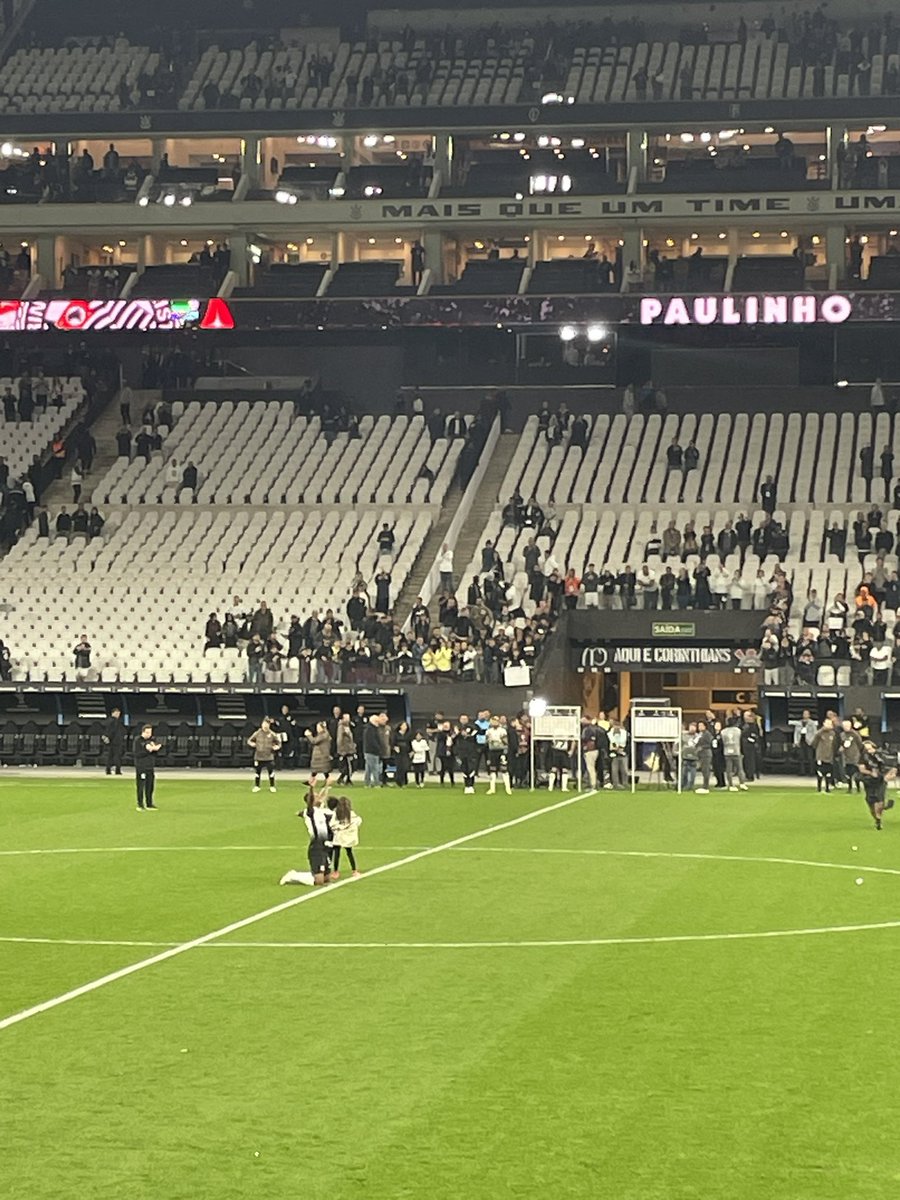 AnaCarolinaSH's tweet photo. Que momento! Despedida de um ídolo como deve ser com muita emoção e gratidão! 
Obrigada por Paulinho! 🥹❤️ https://t.co/Bo1mMAJNqE