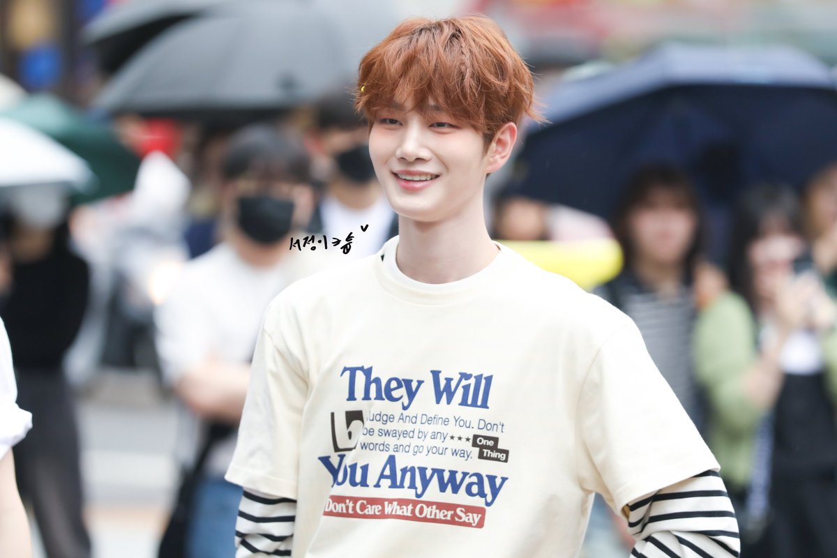 240526 신촌 명물쉼터 버스킹
왜 혼자 이렇게 귀여워.....🧡
#드리핀 #주창욱