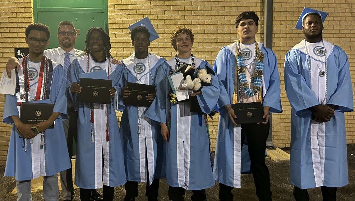 hoops_northeast's tweet photo. Northeast Basketball is extremely proud of our graduating seniors and for the wins in the classroom. 100% college acceptance, all with plans to attend in the fall. This is what itβs all about. Officially alumni! @AustinISD @AISDAthletics #NotWithoutHonor https://t.co/eolPfQEaaq