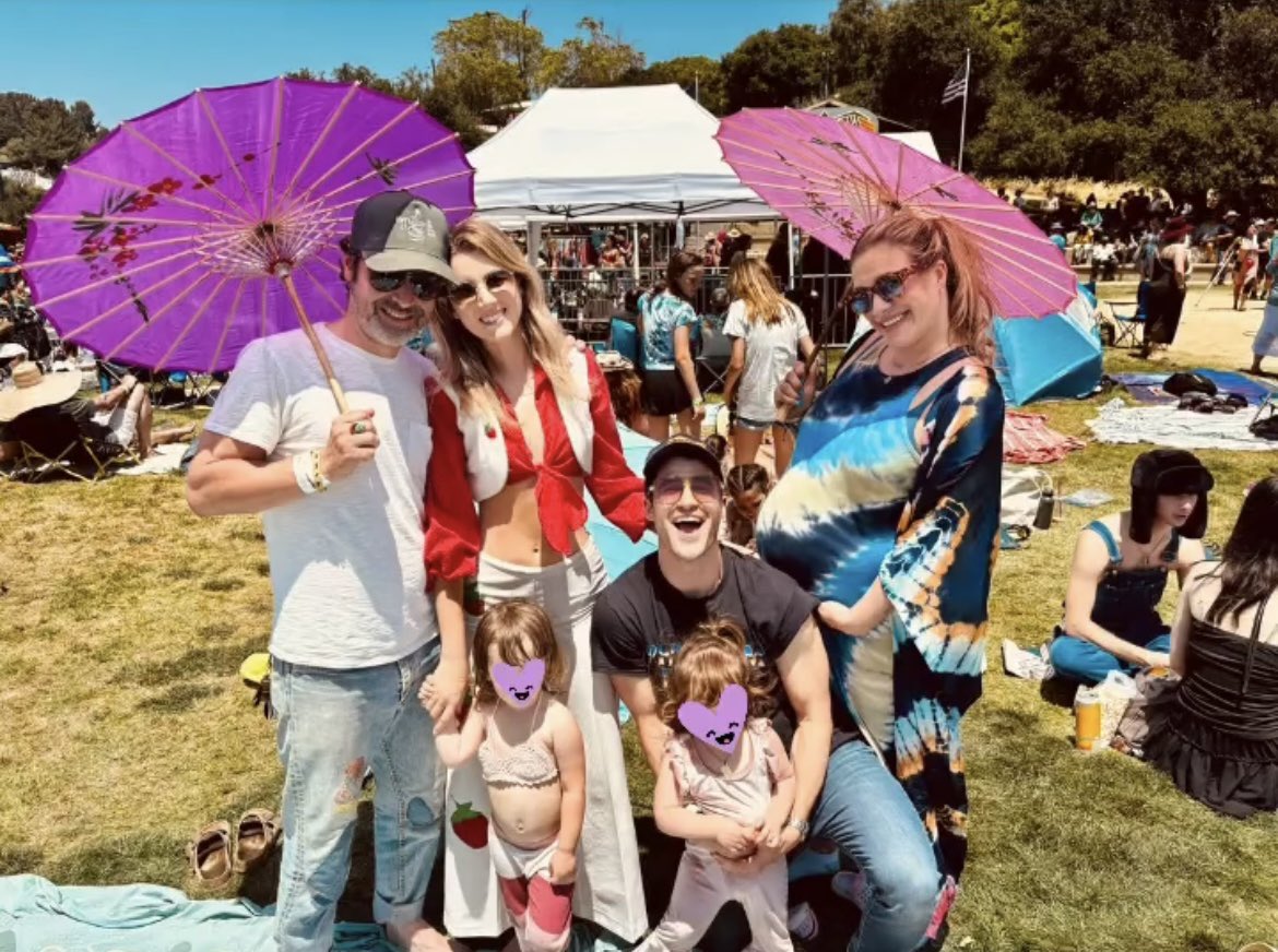 #NewsJDCF | Darren Criss junto a su esposa Mia y su hija 💙 junto con amigos el día de ayer en el festival TOPANGO DAYS el día de ayer por el Memorial Day via andreawatrouse IG Stories.