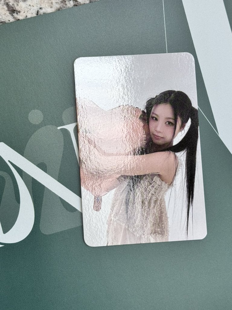 수진이 모나리자 공방포카!!
몇종인지는 모르겠는데 랜덤으로 다 다른 포카🥹