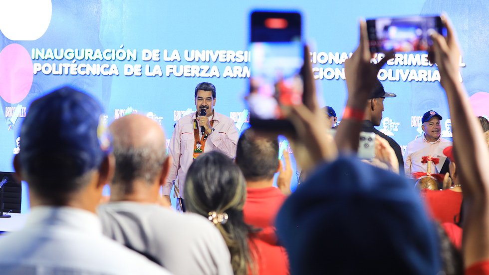 Feliz de haber inaugurado la moderna y bella nueva sede de la UNEFA, Núcleo Delta Amacuro, allí se formarán los futuros profesionales de la República. ¡Dios bendiga a la juventud deltana! Que el fascismo, la derecha y el imperialismo no les quiten el derecho al futuro. Somos