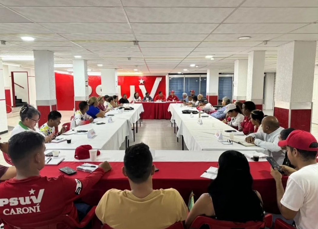 El PSUV y la JPSUV de Caroní estamos preparados para ganar la batalla este 28 de julio y, estamos afinando todos los detalles del 1x10 para dar una gran victoria como siempre lo hemos hecho con nuestro pueblo organizado. ¡Seguimos venciendo! <a href="/OviedoPSUV/">Tito Oviedo</a> <a href="/JuventudPSUV/">Juventud PSUV</a>