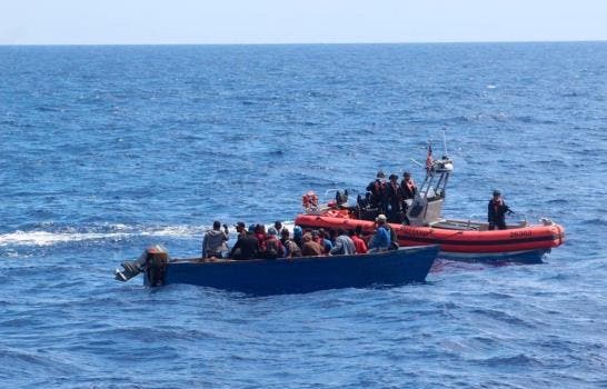 nuriapiera's tweet photo. 127 migrantes dominicanos fueron repatriados por viajes en yola a PR https://t.co/cWzyRAojWw #NDigital https://t.co/At0nlOaR7p