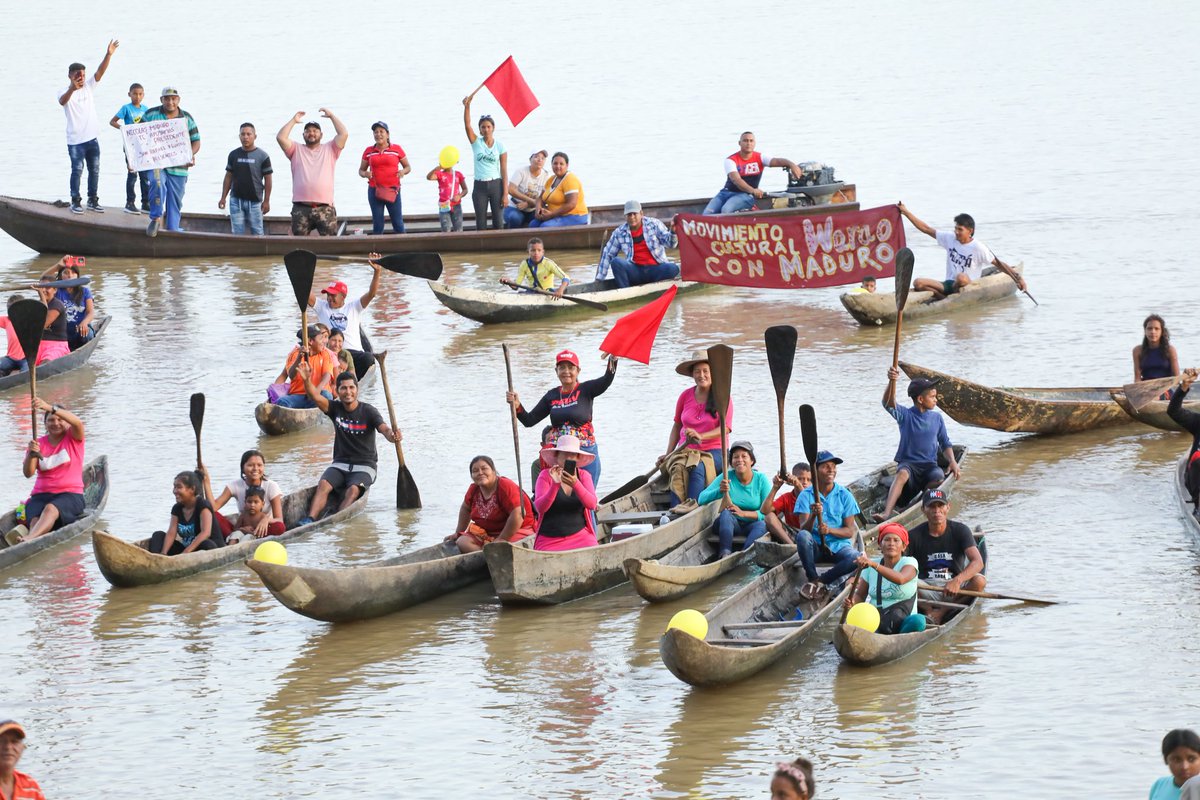 Niños, niñas, mujeres, hombres, hermanos y hermanas Waraos, caminando con la bandera de Venezuela y de la Revolución. Esto es inigualable, es un momento de amor y apoyo del pueblo, de despertar nacional y popular. Es una belleza ver las curiaras y al pueblo alegre bailando. ¡La