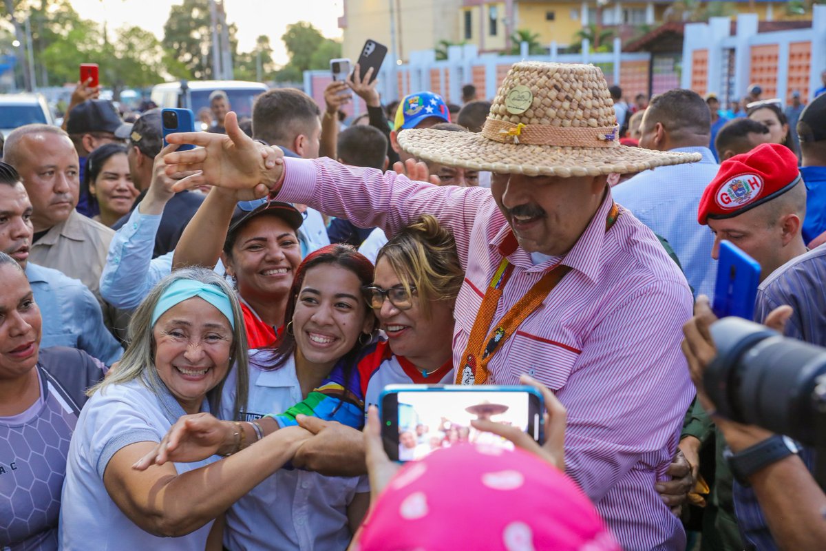 Llamo a la juventud a dos cosas: en primer lugar, a amar a su patria y defenderla con pasión, y en segundo lugar, cultiven una conciencia y valores nacionalistas, patrióticos, humanistas y cristianos. La juventud debe luchar por su derecho a la educación y para tener