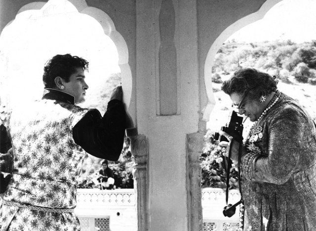 Remembering grand old patriarch of Indian cinema/theatre, #PrithvirajKapoor 🙏 

With father #DewanBashwanathKapoor and son #RajKapoor. Trio worked together in Awaara (1951)

Prithviraj Kapoor was a photography buff and is capturing his son #ShammiKapoor at Jaipur on the movie