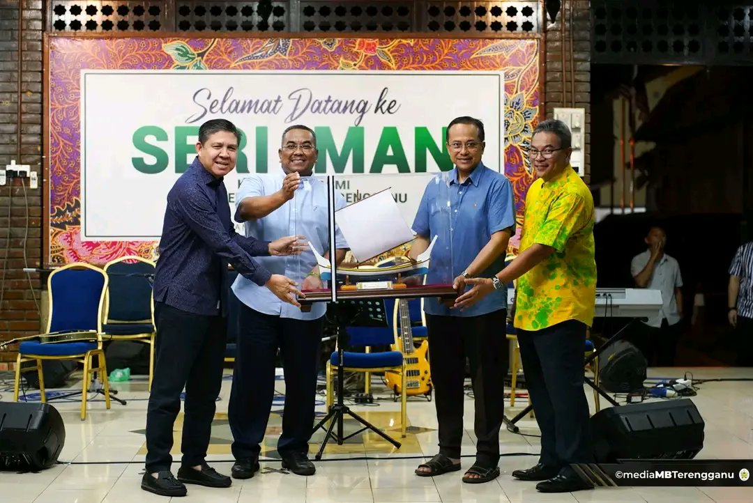 DrAhmadSamsuri's tweet photo. Moga pertemuan yang ringkas ini dapat mengeratkan lagi hubungan silaturrahim dan kerjasama antara Negeri Terengganu dan Kedah. 

Terima kasih atas kunjungan delegasi Kerajaan Negeri Kedah yang diketuai oleh Menteri Besar Kedah, YAB Dato’ Seri Hj. Muhammad Sanusi bin Md Nor. Mohon maaf dengan layanan yang tidak seberapa mungkin kami dapat berikan, namun inilah keadaan yang kami ada. 

Jemput datang lagi di lain masa. 😊