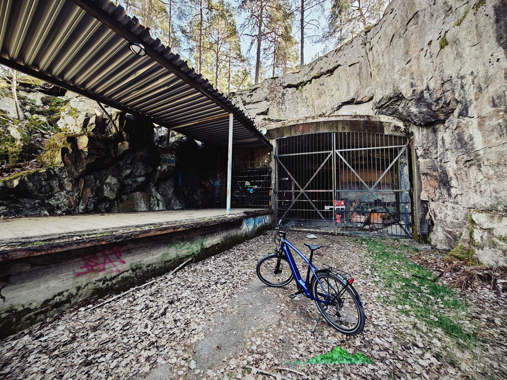 The depot at the end of the the only rail trail I've found around here.
Yes, my trusty steed: Farrah.

#BreakingImpossible
#running #hiking #riding #eBike #OptOutside #MyPhoto #PhotoSafari #TravelPhoto #Stockholm