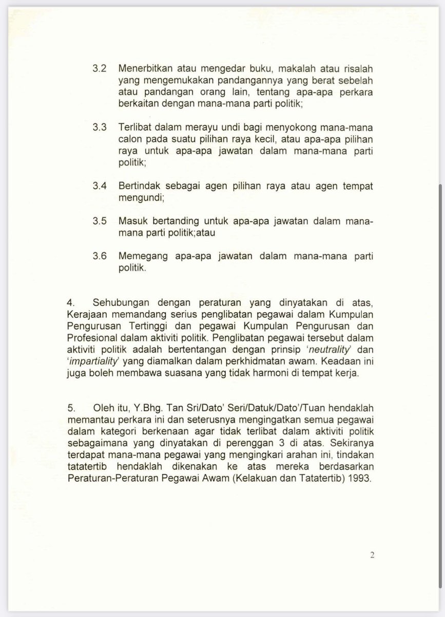 aifadhli87's tweet photo. Wow. Pengarah Pendidikan Negeri Sembilan dilantik sebagai Majlis Pimpinan Pusat Parti Keadilan Rakyat (PKR)

Ini memang terang-terang Penjawat Awam memegang jawatan tinggi dalam parti politik. 

Adakah Perkara 3.6 dalam Pekeliling Penjawat Awam (No. Rujukan: JPA(S) TT.271 Klt. 12/(15) sudah dimansuhkan? Tetek bengek?

Inilah dia contoh tatakelola kerajaan Pakatan Paling Hipokrit (PH) yang tunjangi oleh Parti Kroni Rakyat (PKR) dan didokong penuh oleh Direct Award Party (DAP).